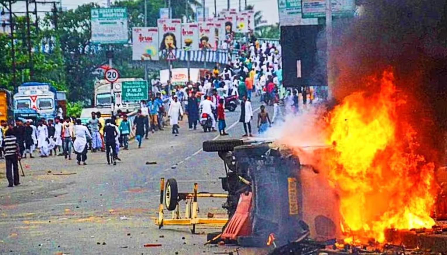 सियासत ने समाज में जहर घोले