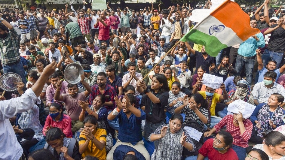 प्रयागराज में छात्रों की बड़ी कामयाबी, RO-ARO की परीक्षा स्थगित, अब एक शिफ्ट में ही होगा पेपर