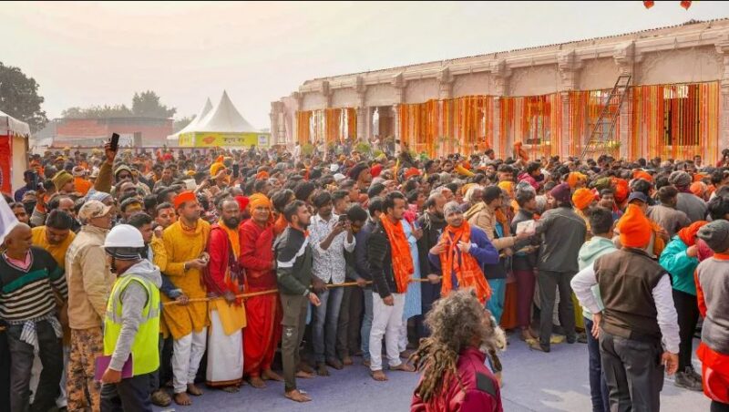 अयोध्या के राम मंदिर में लगा भक्तों का तांता, लंबी-लंबी कतारों में खड़े हैं लोग