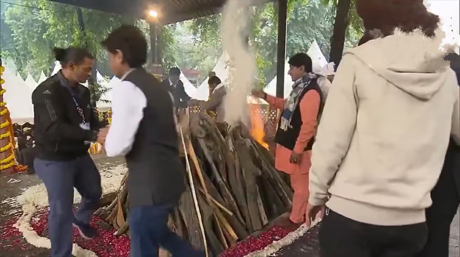 पंचतत्व में विलीन हुए मनमोहन सिंह, राजकीय सम्मान के साथ देश ने नम आंखों से दी आखिरी विदाई